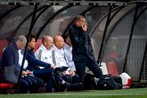 De inmiddels ontslagen Ajax-trainer John Heitinga tijdens het zoveelste teleurstellende duel, uit bij Sparta. ©Getty Images