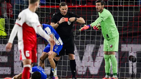 FC Utrecht-goalie reageert gevat op uitgedeelde 'kopstoot': 'Ik hoop dat die jongen niet naar het ziekenhuis is'