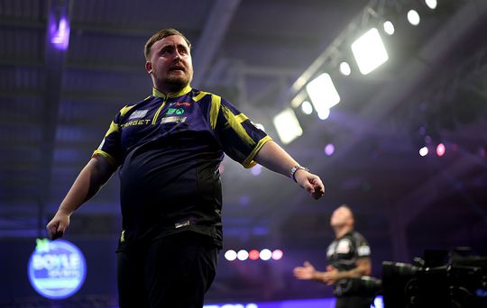 Dartsfenomeen Luke Littler staat voor enorme mijlpaal: 'Tot die tijd noem ik mezelf niet zo'