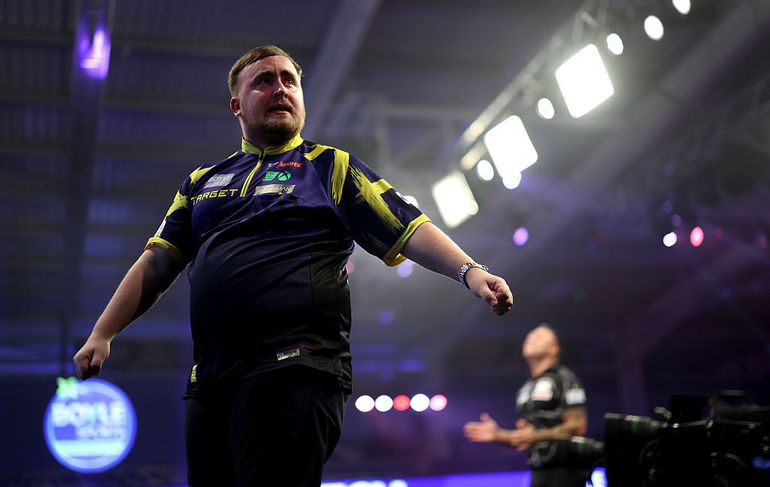 Dartsfenomeen Luke Littler staat voor enorme mijlpaal: 'Tot die tijd noem ik mezelf niet zo'