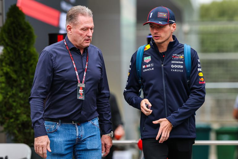 Jos Verstappen ziet 'aparte' gang van zaken bij concurrenten van Max: 'Als ik hem was, zou ik van me afbijten'