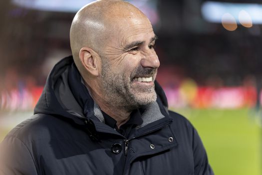 Peter Bosz kijkt ogen uit bij monsterzege PSV: 'Het publiek gaf ons het grootste compliment'