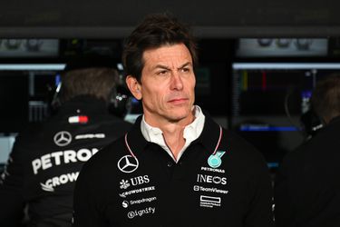 Toto Wolff mengt zich in knallende ruzie tussen Max Verstappen en George Russell: 'Hij gaat een grens over'