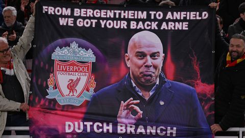 Arne Slot windt Engelse pers om zijn vinger met hilarisch gesprek: 'Vertel dat maar aan je baas'