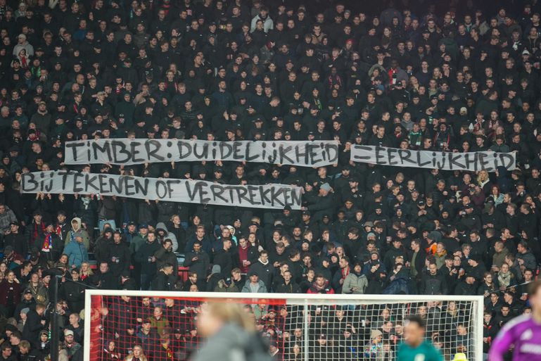 Feyenoord-fans hebben duidelijke boodschap voor Quinten Timber: 'Bijtekenen of vertrekken'