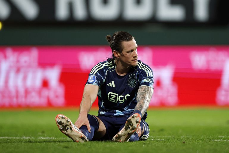 Ajax-spits Wout Weghorst heeft geflipte spreekkoren voor een keer niet aan zichzelf te wijten