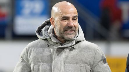 PSV-coach Peter Bosz krijgt lachers op zijn hand met reactie op bijzondere mijlpaal: 'Ik sta liever op plek één'