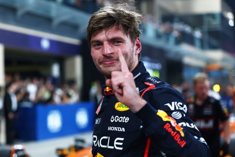 Glunderende Max Verstappen belooft vuurwerk in bocht 1 bij GP Abu Dhabi: 'Dat Norris en Piastri maar uitkijken'