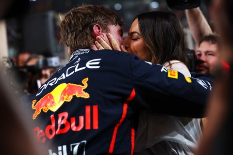 Kelly Piquet beloont Max Verstappen met intiem moment na cruciale pole voor Grand Prix Abu Dhabi