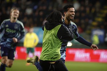 Ajax overleeft chaotisch duel tegen Fortuna en wint voor het eerst twee keer op rij