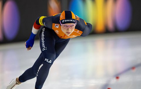 Uitslagen World Cup schaatsen Heerenveen: wéér baanrecord Jordan Stolz, Joy Beune en Antoinette Rijpma-de Jong vallen in de prijzen