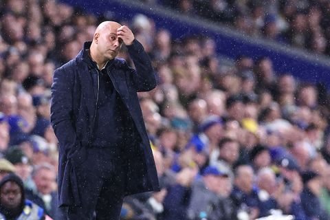 Gigantische druk op Liverpool-trainer Arne Slot door Engelse media na domper: 'Dat zag er niet zo slim uit'