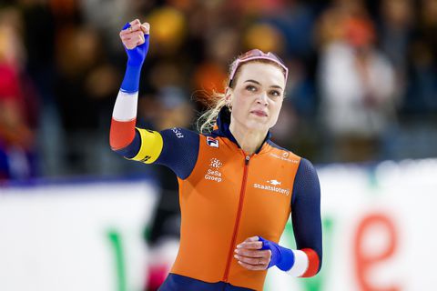 Schaatskoningin Joy Beune is onder toeziend oog van lachende Kjeld Nuis iedereen te snel af bij World Cup Heerenveen