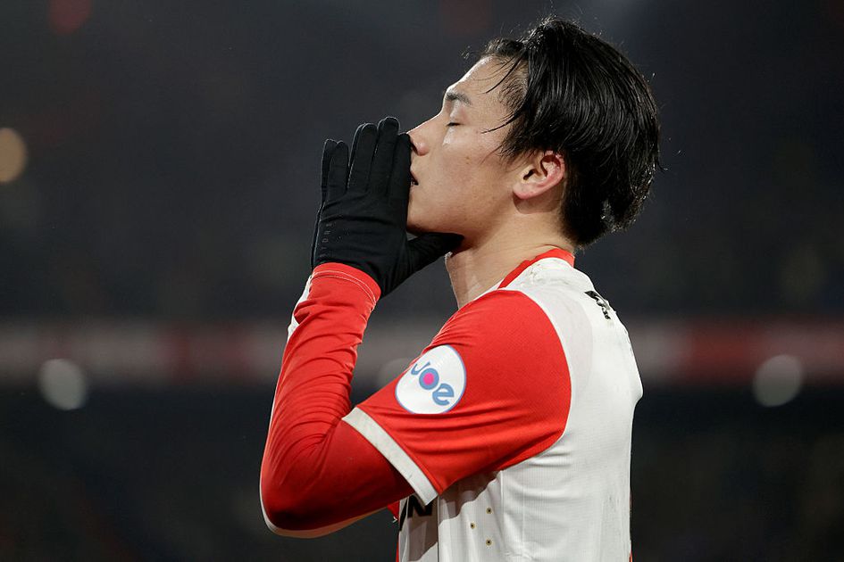 Feyenoord wint met grote cijfers van PEC Zwolle dankzij vier goals Ueda