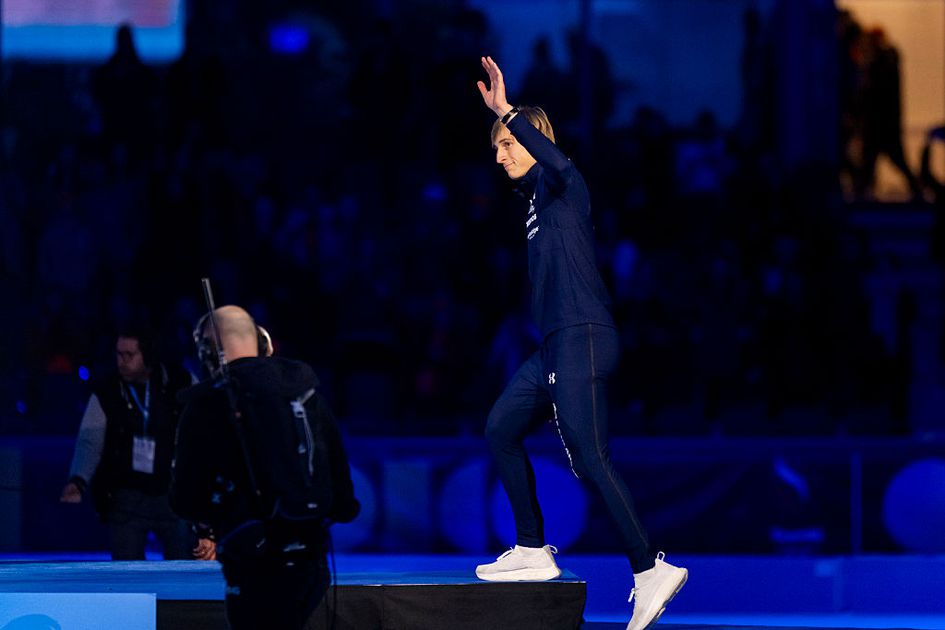 Jordan Stolz opnieuw oppermachtig bij World Cup Heerenveen: schaatsfenomeen krijgt Thialf stil