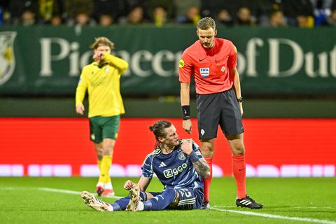 Ajacieden zijn het eens na blessure Ajax-spits Wout Weghorst: 'Dat hadden we eigenlijk moeten doen'