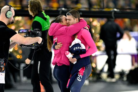 Schaatskoppel geniet in de sneeuw: Suzanne Schulting lacht om actie Joep Wennemars