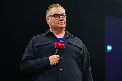 Voormalig wereldkampioen darts (59) is na ware ontsnapping dicht bij spectaculaire rentree