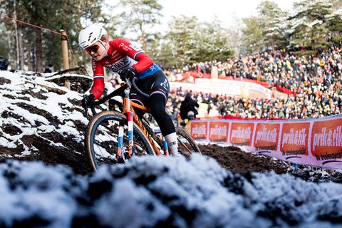 Toprenster Puck Pieterse deelt crash in gevaarlijke omstandigheden en daagt volgers uit