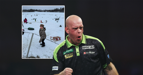 Topdarter Michael van Gerwen beleeft liefdevol moment met kinderen tijdens winterweer