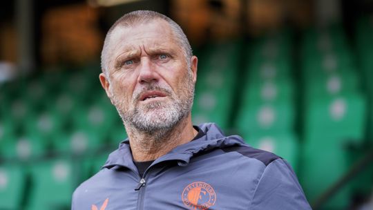 Feyenoord-assistent John de Wolf openhartig over ziekte van zijn moeder: 'Dan zit ik als een kind te janken'