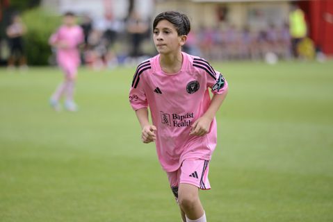 Thiago Messi (12) laat op waanzinnige wijze zien dat hij het talent van vader Lionel heeft