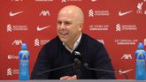 Arne Slot op een persconferentie. © Screenshot Liverpool