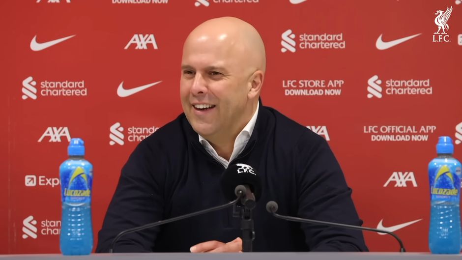 Arne Slot begaat zelfde blunder als Louis van Gaal bij persconferentie: 'Is dat Engels?'
