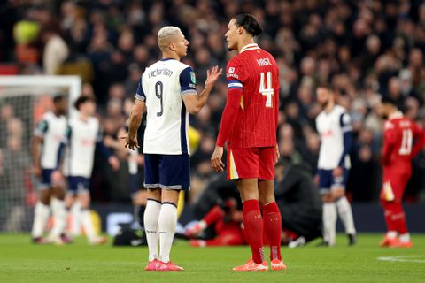 Virgil van Dijk gaat de wereld over met grap richting rivaal tijdens wedstrijd Liverpool