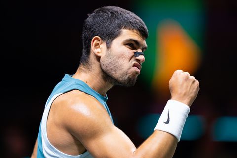 Carlos Alcaraz dendert door op ABN AMRO Open en bereikt halve finale