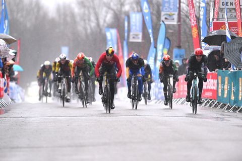 Groot protest tijdens Franse rittenkoers na 'onacceptabele' incidenten: acht wielerploegen stappen af