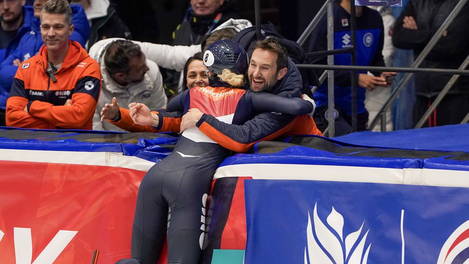 Nederlandse shorttrackers staan opgefokt aan de start in Tilburg: 'Extra naaien, extra agressief'