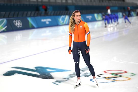Nederlandse schaatsiconen spreken respect en vertrouwen uit naar Joy Beune richting 3000 meter: 'De knop is om'
