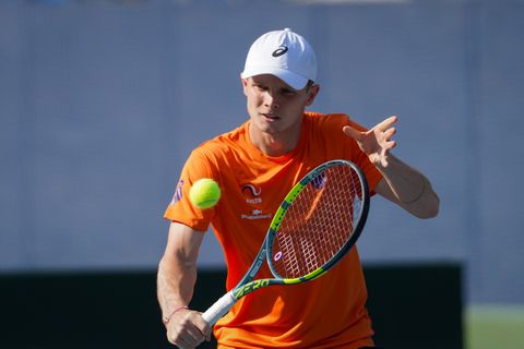 Toptennisser Jesper de Jong gaat af als een gieter in Davis Cup, debutant Guy den Ouden wint