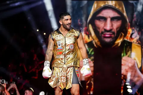 Bizar snelle knock-out bij Glory 105, publiekslieveling Bahram Rajabzadeh ontvangt lof van Badr Hari
