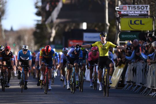 Olav Kooij pakt tweede ritzege in Parijs-Nice, Arvid de Kleijn en Fabio Jakobsen stappen af