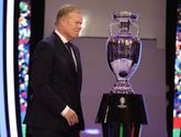 Ronald Koeman met de EK-beker na de loting © Getty Images