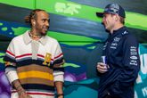 Lewis Hamilton in gesprek met Max Verstappen © Pro Shots