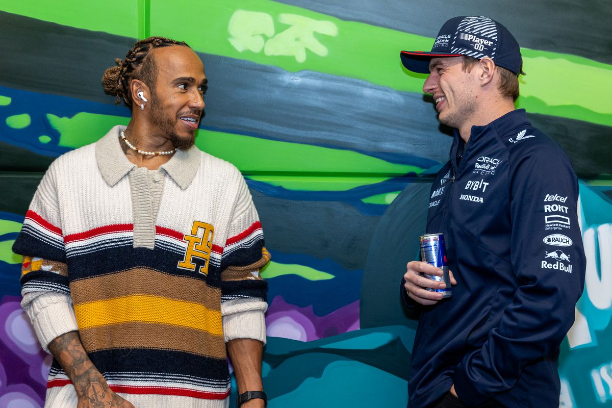 Lewis Hamilton over mogelijke overstap Max Verstappen: 'Hij staat zeker op de lijst bij Mercedes'