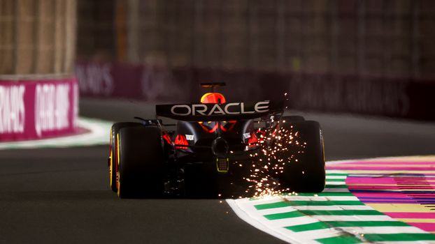 Fernando Alonso zet snelste tijd neer in tweede vrije training, Max Verstappen drie tienden langzamer in Saoedi-Arabië