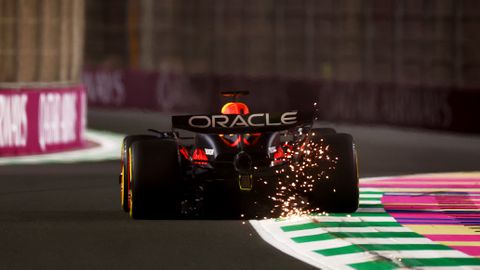 Fernando Alonso zet snelste tijd neer in tweede vrije training, Max Verstappen drie tienden langzamer in Saoedi-Arabië