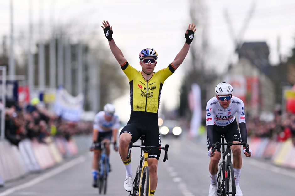 Wout van Aert won sprint mede door zeer opvallende actie: 'Je lichaam positief bedriegen'