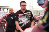 Nederlanders kleuren 'Oranje-dag' op Belgian Darts Open, Raymond van Barneveld hoofdschuddend verder