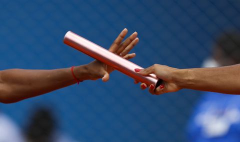 Amerika in ban van gruwelijk incident: estafetteloopster slaat rivale tijdens race op het hoofd met estafettestok