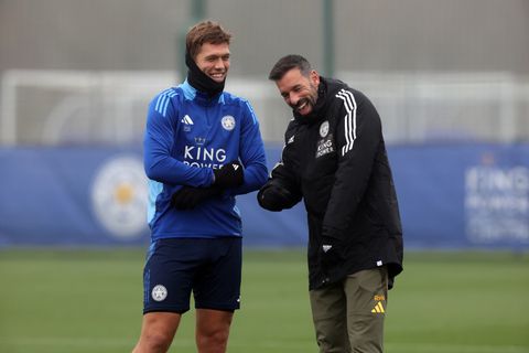 Gepikeerde Ruud van Nistelrooij bijt van zich af na opmerkelijk 'hondenincident' bij Leicester City