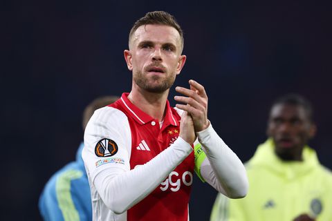Henderson baalt van 'domme actie' tijdens Ajax - Eintracht Frankfurt: Wesley Sneijder spreekt schande van captain