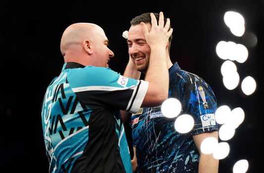 Bijzondere beloning voor negendarter bij Premier League Darts: 'Liever dit dan 30 duizend pond'