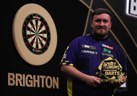 Luke Littler woest na tweede zege tijdens Premier League-avond: 'Welke gek doet nou zoiets'