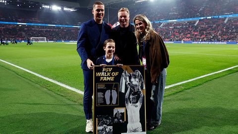 PSV-trainer Peter Bosz spreekt vol lof over clubicoon Ronald Koeman: 'Hij hoort zeker bij de helden'