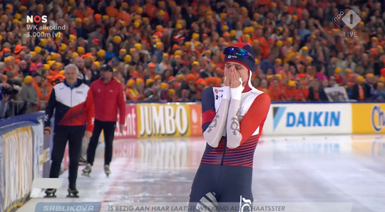 Schaatsicoon Martina Sablikova (38) houdt het niet droog tijdens emotioneel afscheid in Thialf